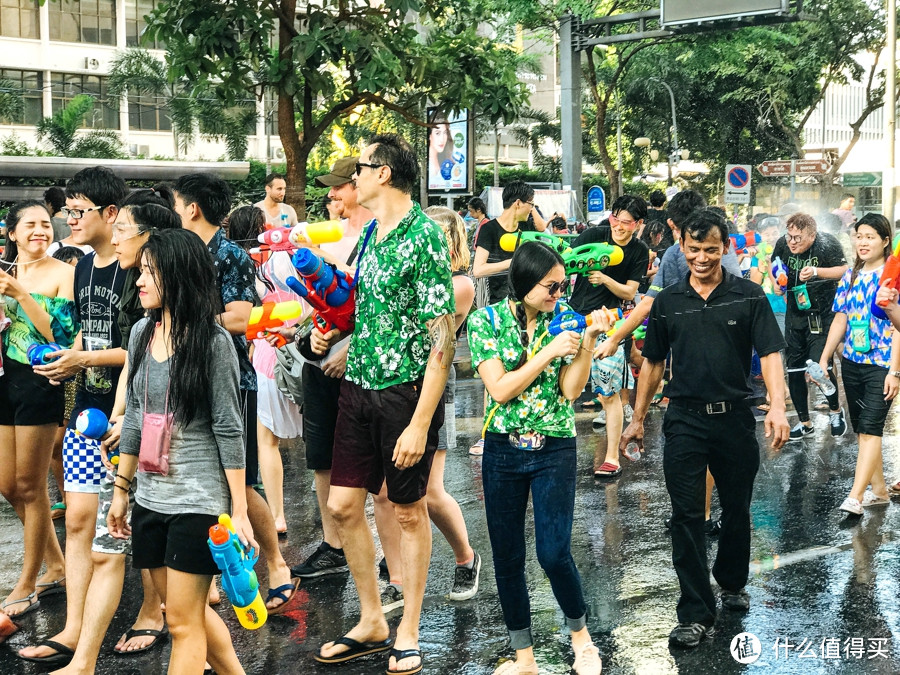 全球最大最香艳的万人湿身趴？图文直播！请自带营养快线观看！