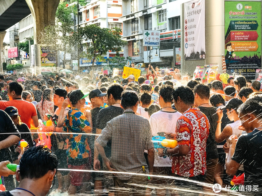 全球最大最香艳的万人湿身趴？图文直播！请自带营养快线观看！