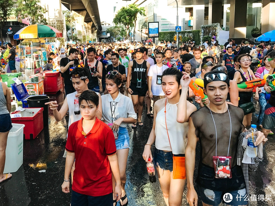 全球最大最香艳的万人湿身趴？图文直播！请自带营养快线观看！