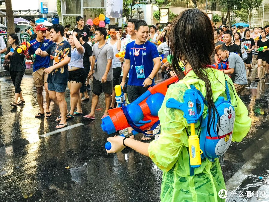 全球最大最香艳的万人湿身趴？图文直播！请自带营养快线观看！