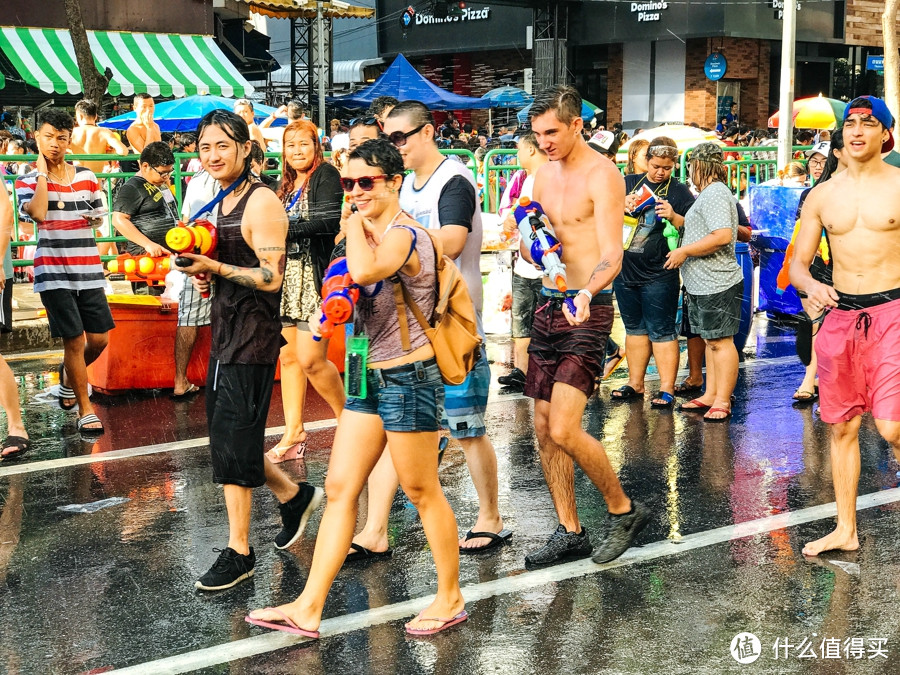 全球最大最香艳的万人湿身趴？图文直播！请自带营养快线观看！