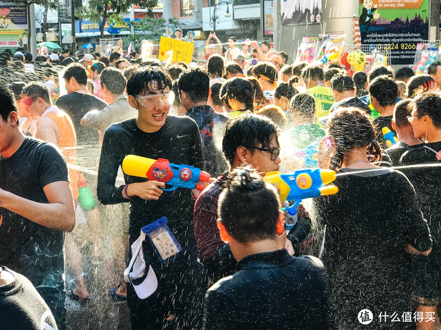 全球最大最香艳的万人湿身趴？图文直播！请自带营养快线观看！