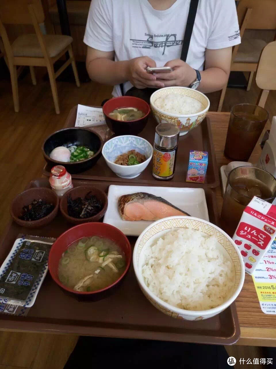 牛肉饭性价比很高，盐烧三文鱼套餐也不错，苹果汁是送的，益力多