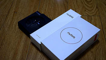 努比亚 Z17mini 智能手机 6GB 黑金色外观展示(屏幕|摄像头)