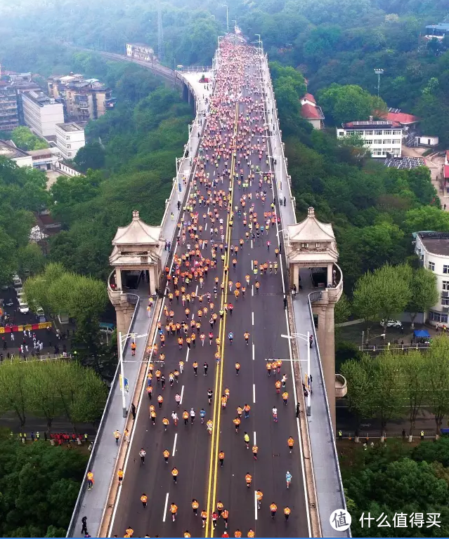 2.2万人雨中同时踏过长江大桥是怎样一种体验！是的，桥没垮！