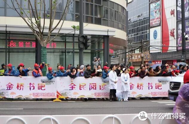 2.2万人雨中同时踏过长江大桥是怎样一种体验！是的，桥没垮！