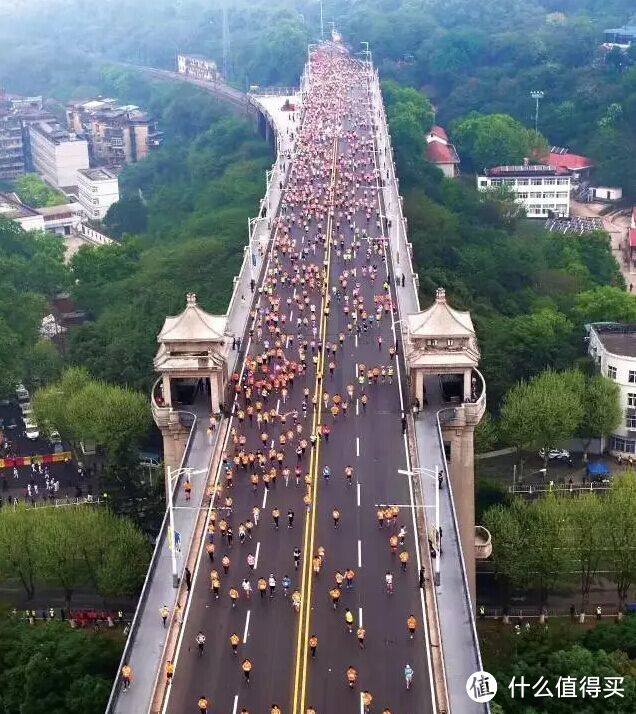 2.2万人雨中同时踏过长江大桥是怎样一种体验！是的，桥没垮！