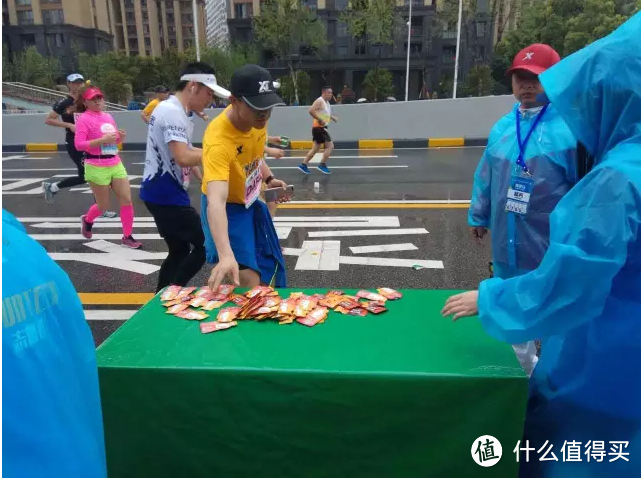 2.2万人雨中同时踏过长江大桥是怎样一种体验！是的，桥没垮！