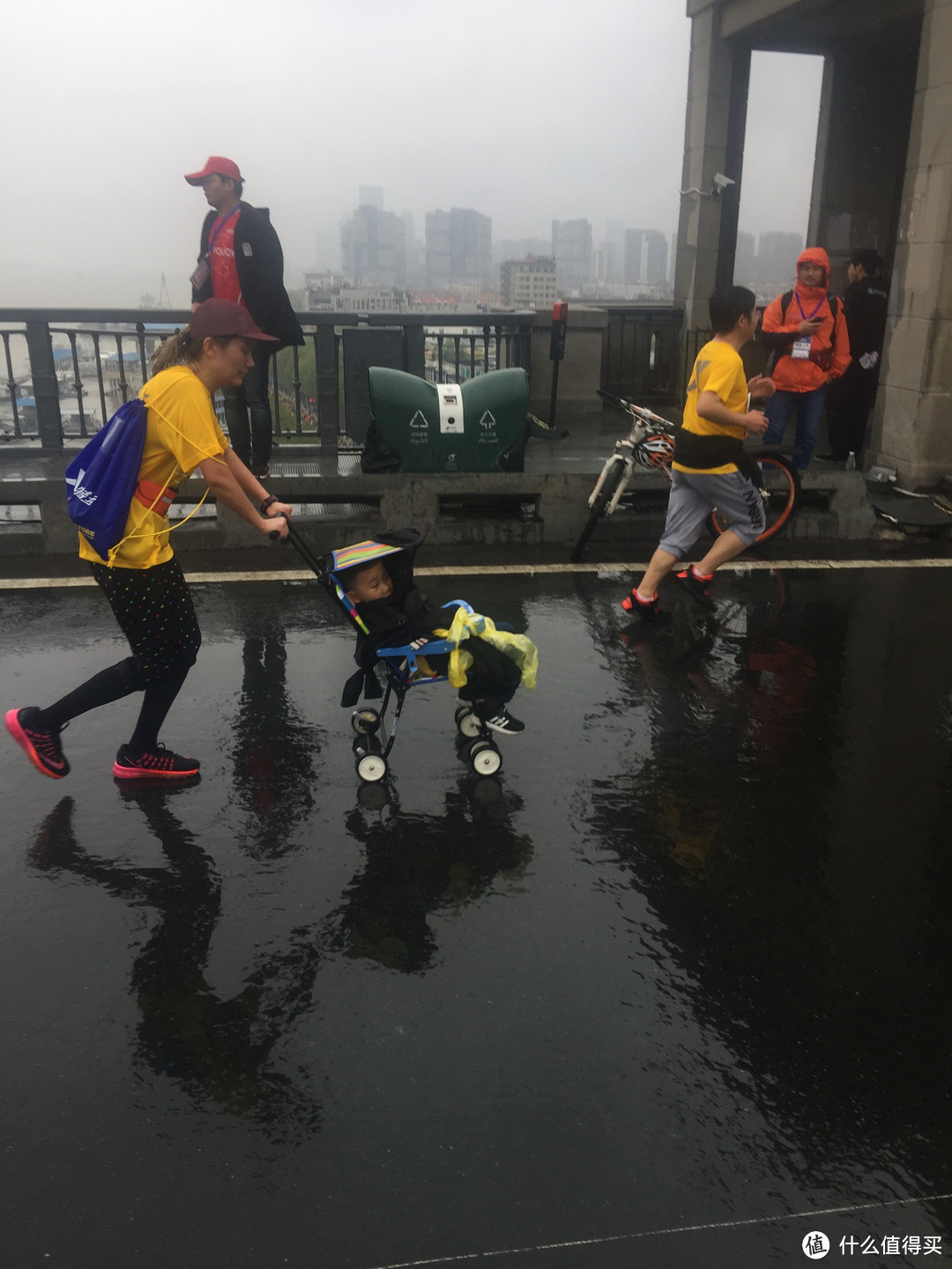 2.2万人雨中同时踏过长江大桥是怎样一种体验！是的，桥没垮！