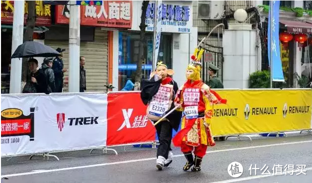 2.2万人雨中同时踏过长江大桥是怎样一种体验！是的，桥没垮！