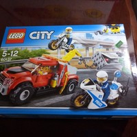 乐高 City 城市系列 60137 追踪重型拖车拼装展示(人仔|摩托|保险箱|车子)