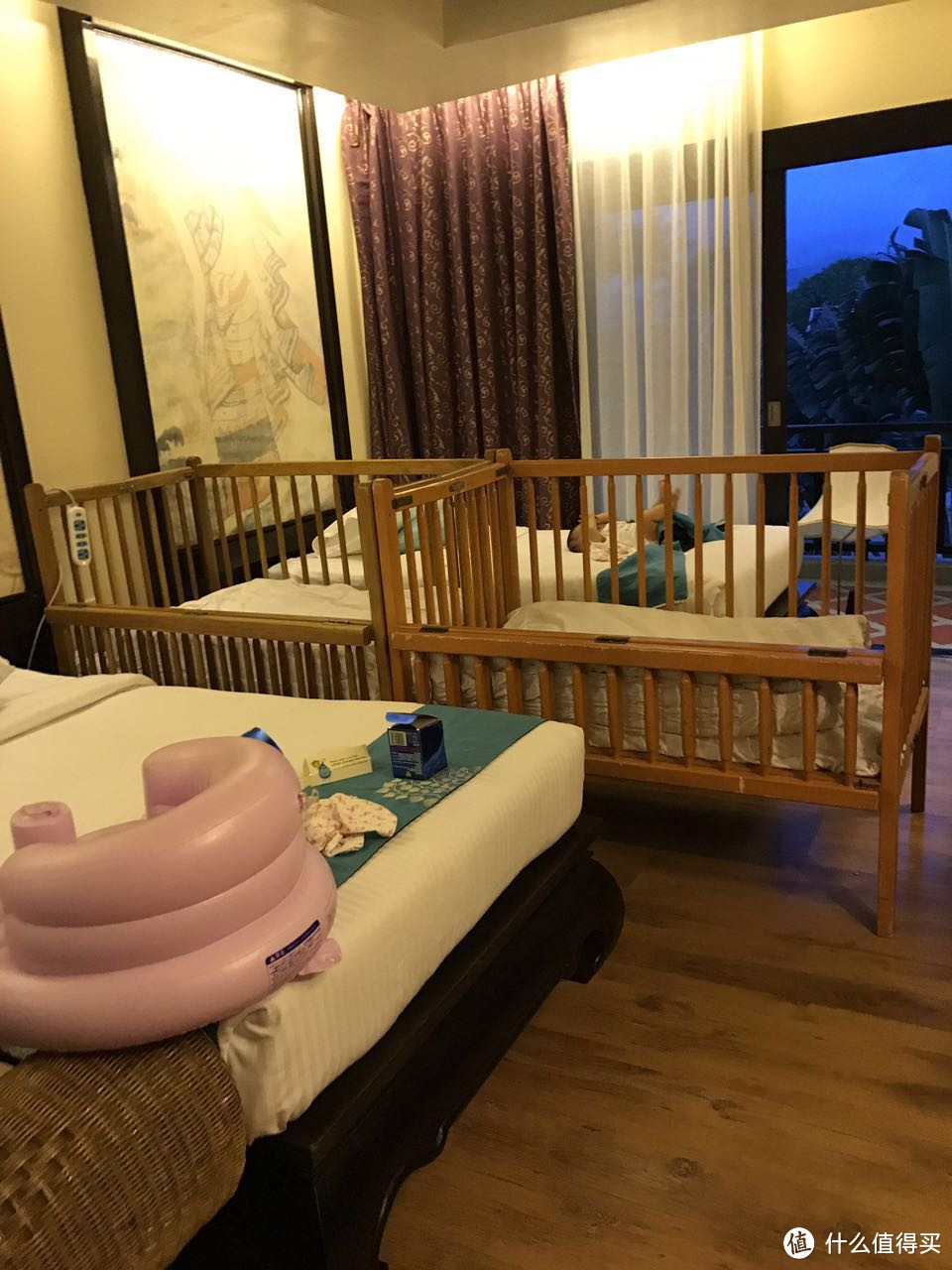 苏梅岛酒店-放下两张婴儿床的房间