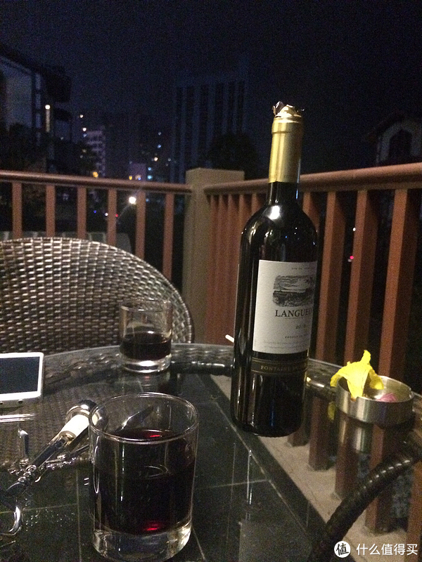 晚上喝红酒图片 阳台图片