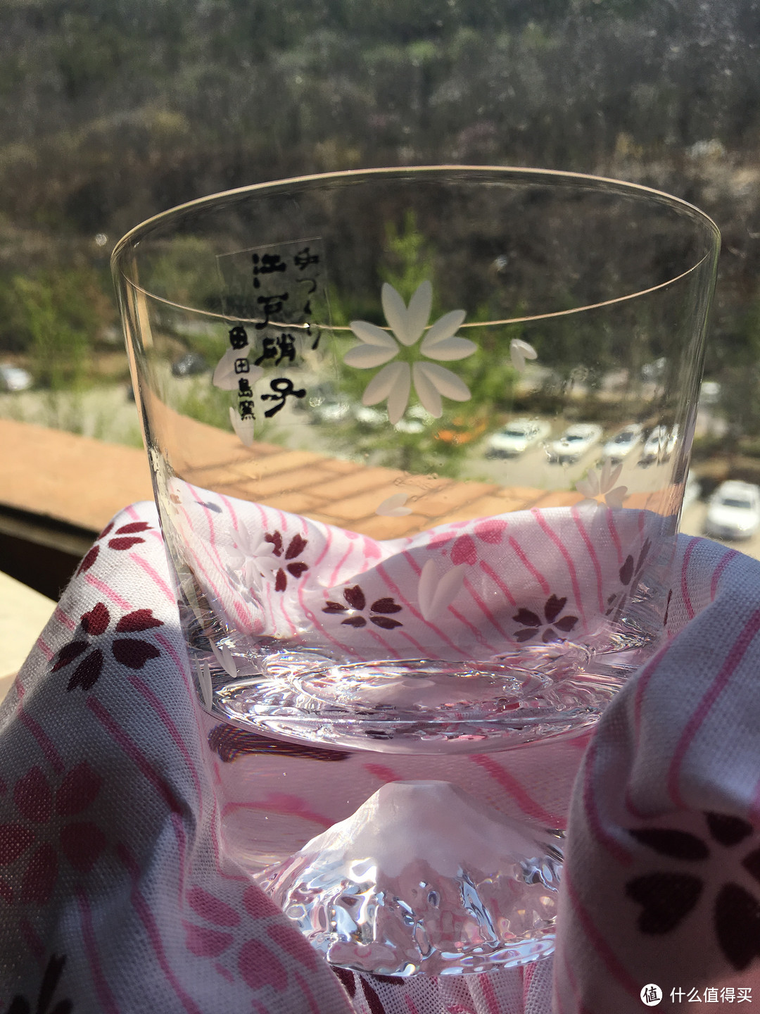 飞舞的樱花瓣,落雪的富士山