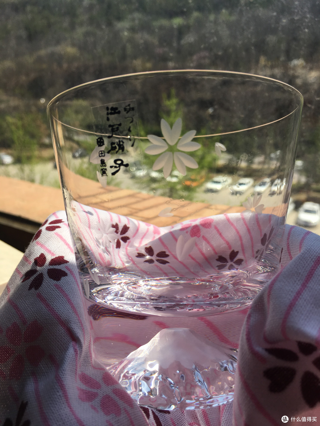 飞舞的樱花瓣,落雪的富士山