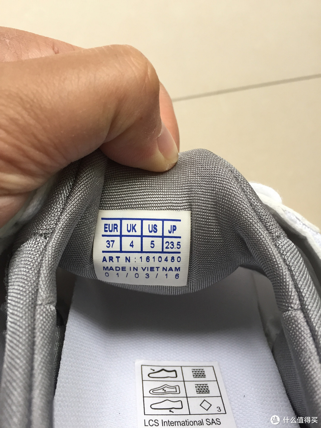 红透半边天的小白鞋,是谁引领了潮流,是谁跟风在左右?