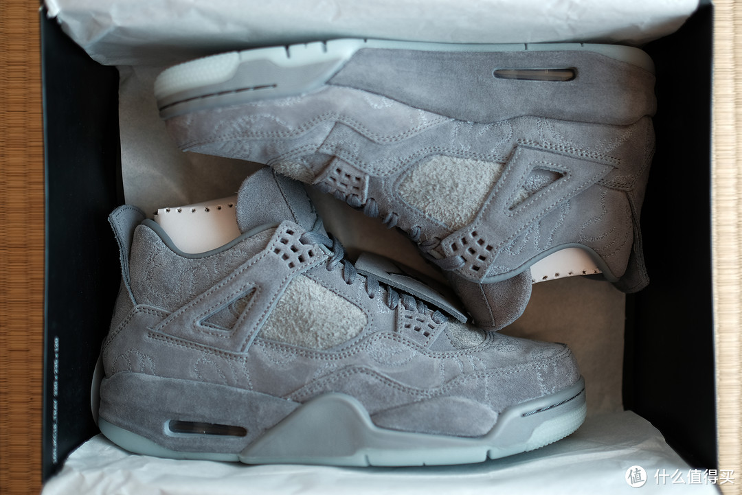 没有人晒过的 AIR JORDAN 4 X KAWS 篮球鞋