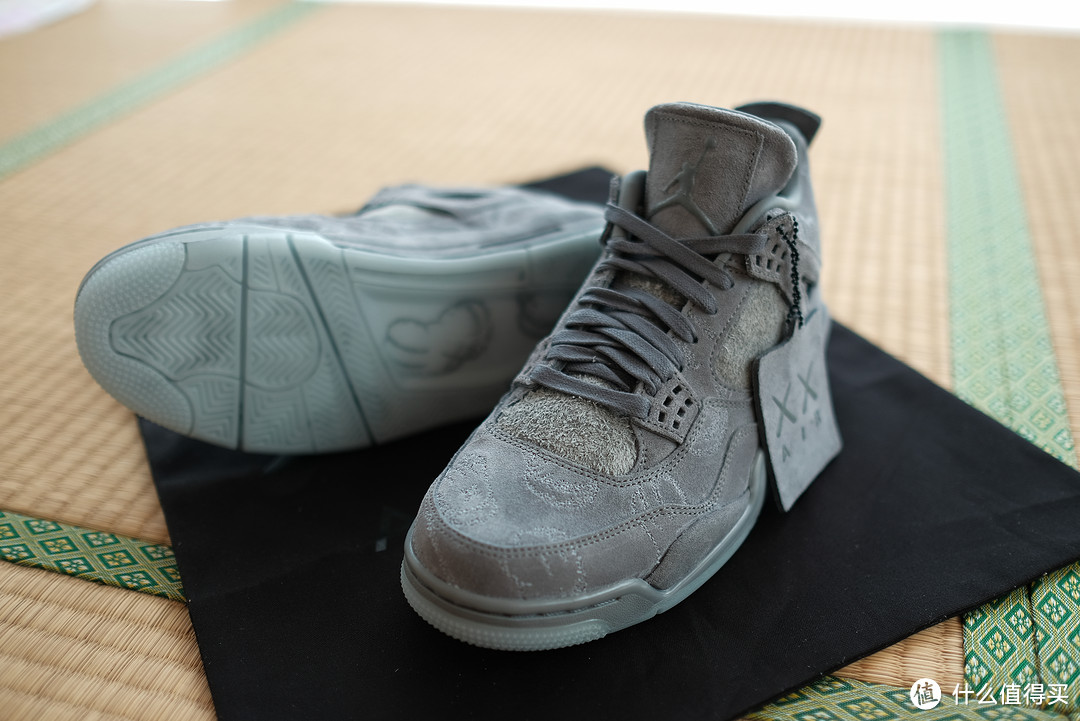 没有人晒过的 AIR JORDAN 4 X KAWS 篮球鞋