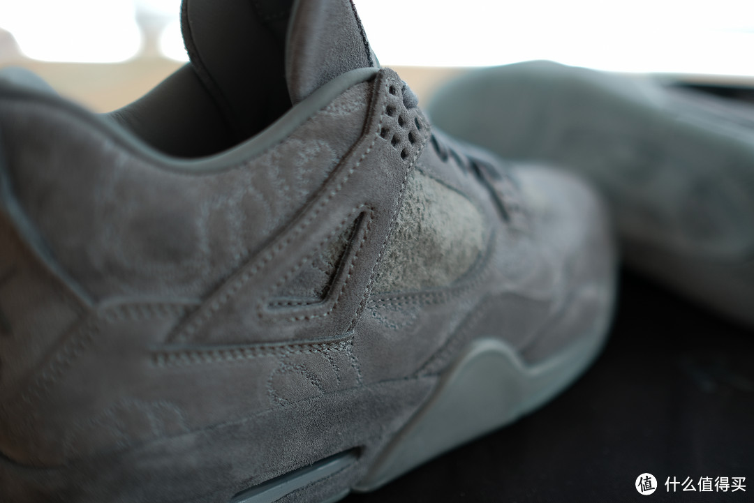 没有人晒过的 AIR JORDAN 4 X KAWS 篮球鞋