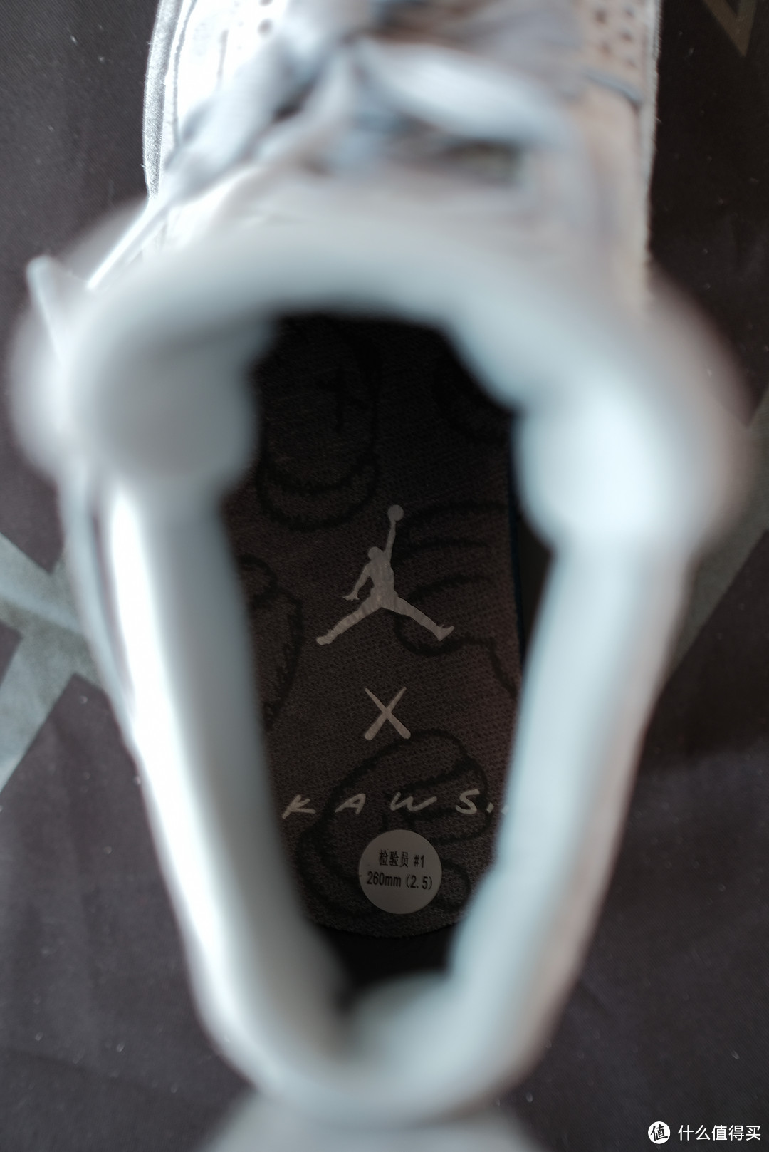 没有人晒过的 AIR JORDAN 4 X KAWS 篮球鞋