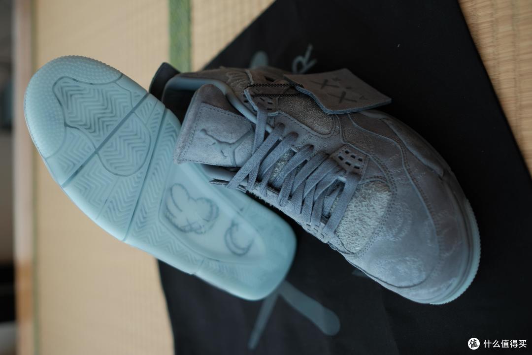 没有人晒过的 AIR JORDAN 4 X KAWS 篮球鞋