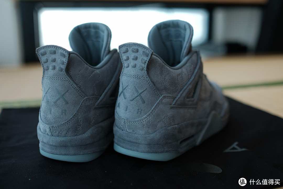 没有人晒过的 AIR JORDAN 4 X KAWS 篮球鞋