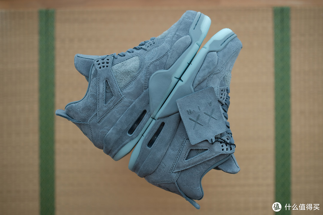 没有人晒过的 AIR JORDAN 4 X KAWS 篮球鞋