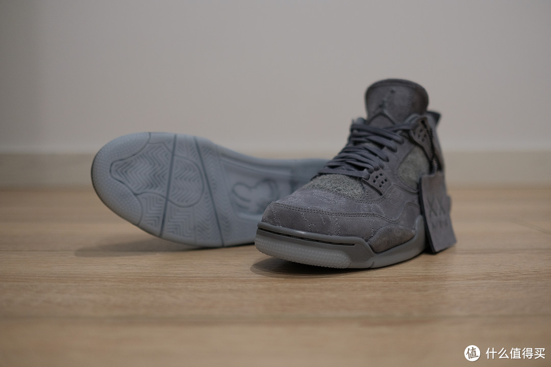 没有人晒过的 AIR JORDAN 4 X KAWS 篮球鞋