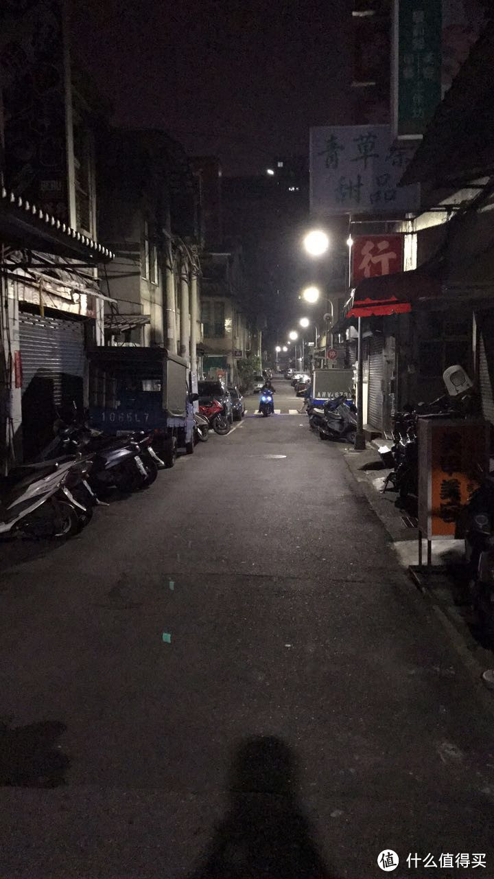 吃饱喝足慢慢逛回酒店，走在台北夜里的小巷