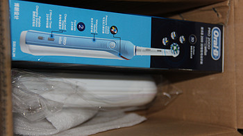博朗 欧乐B 2000 电动牙刷开箱细节(刷体|底部|背面|充电底座|洁刷头)