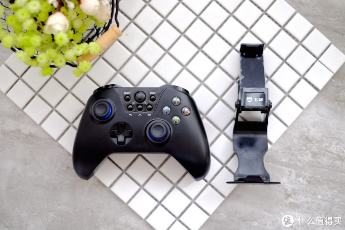 妹子们的游戏日常设备:飞智黑武士x9et pro vs 飞智wee手柄