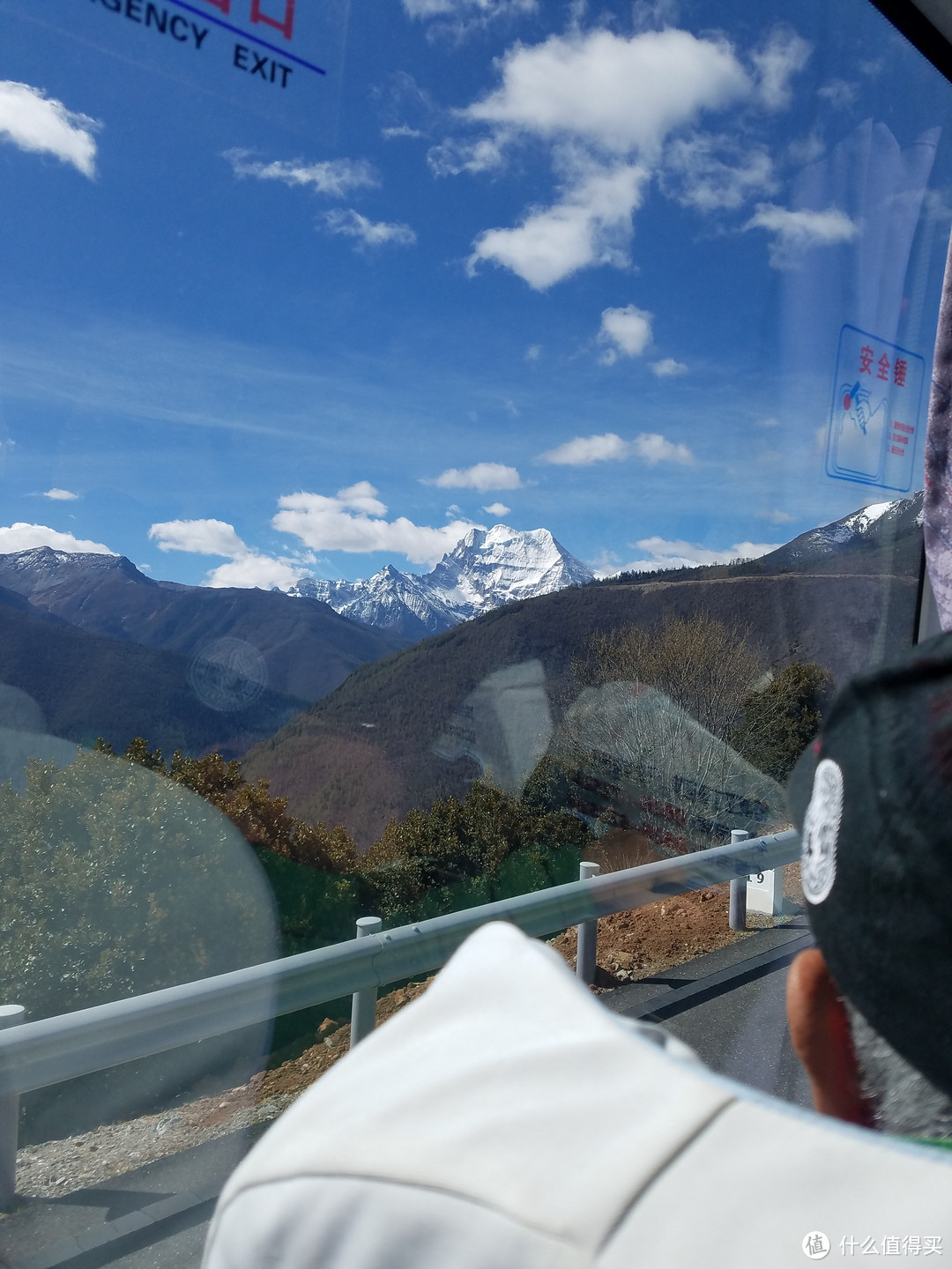 在大巴车里拍的雪山峰