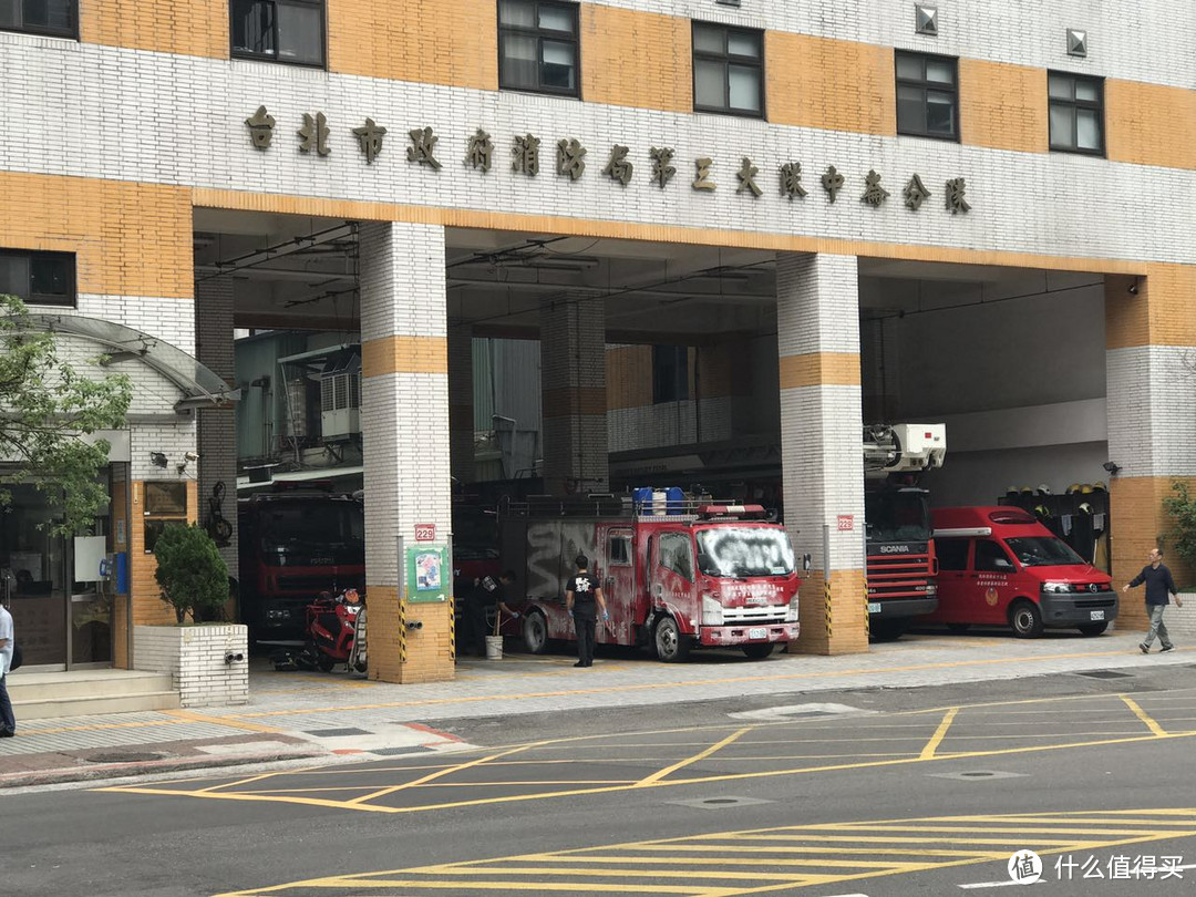 路过一家消防站，消防哥哥在自己洗消防车