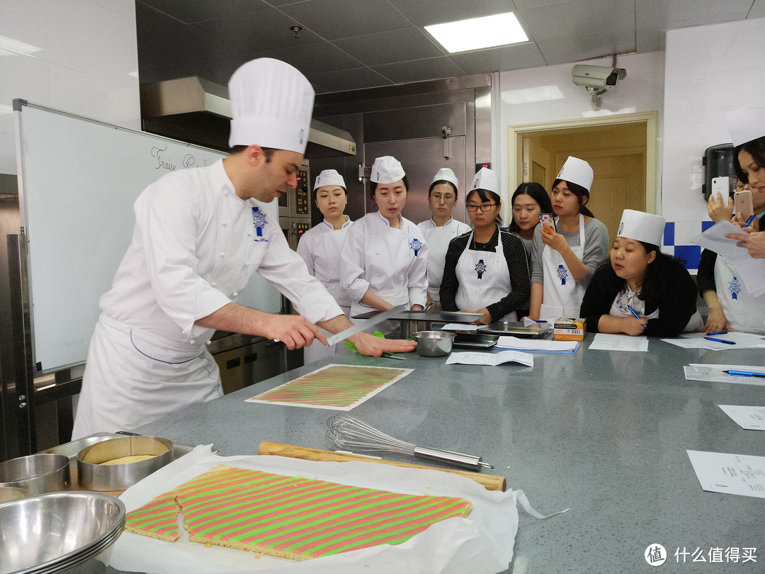 我用一天拿到了蓝带厨艺学院证书篇一草莓开心果蛋糕