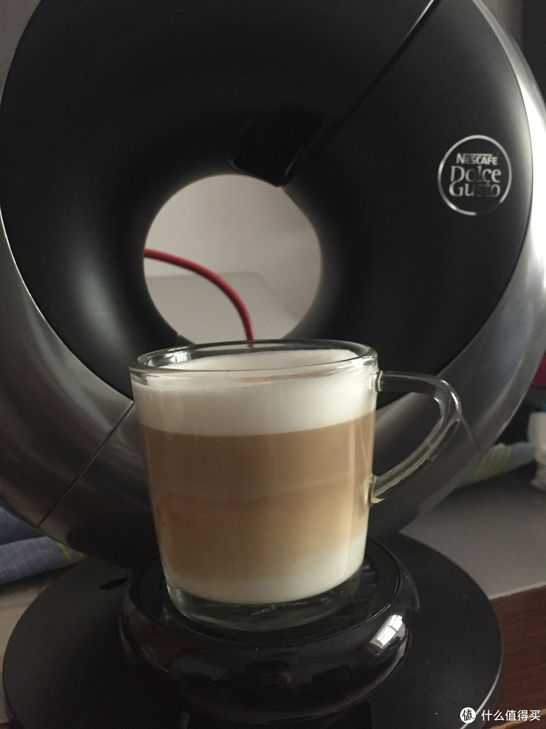 制作了一杯拿铁，它就需要使用咖啡和奶两个胶囊