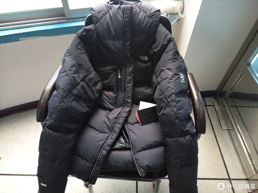 衣服正面上黑下深灰配色 衣服正面上黑下深灰配色
