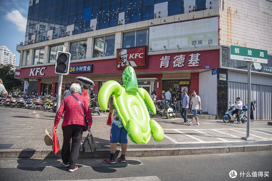 生活拮据的拍照师傅怎样在三亚市区浪