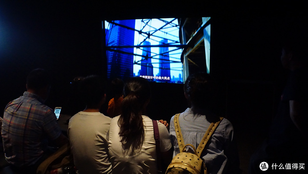 119层有个小影视厅循环播放上海中心建设历程和创造的记录