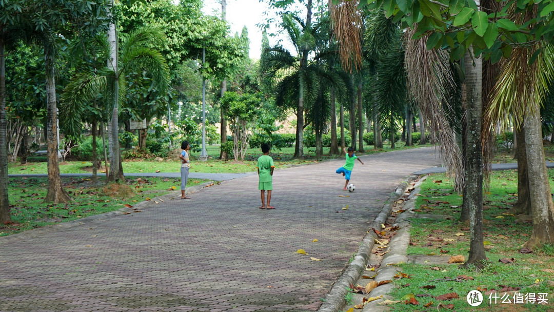 公园，小孩在踢球