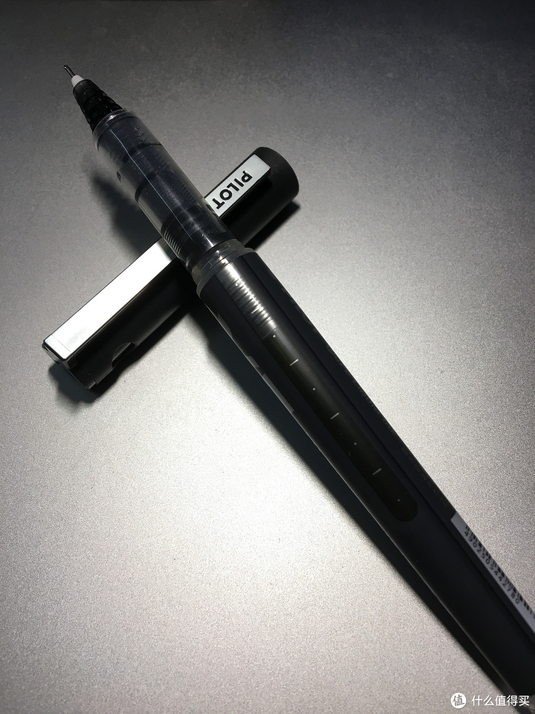 整体光面塑料材质，笔头细长，只是普通水笔的样子