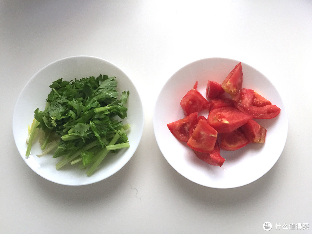 榨汁材料  【芹菜】 2根  【西红柿】 半个