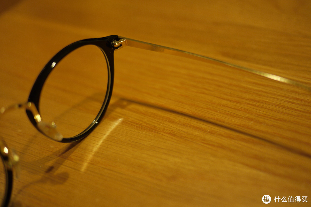 晒完我的眼镜,还有一款grace的眼镜,严格意义上说并不算百分百同款