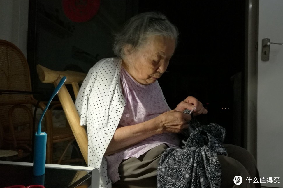 90岁外婆，在小米LED灯下补衣服