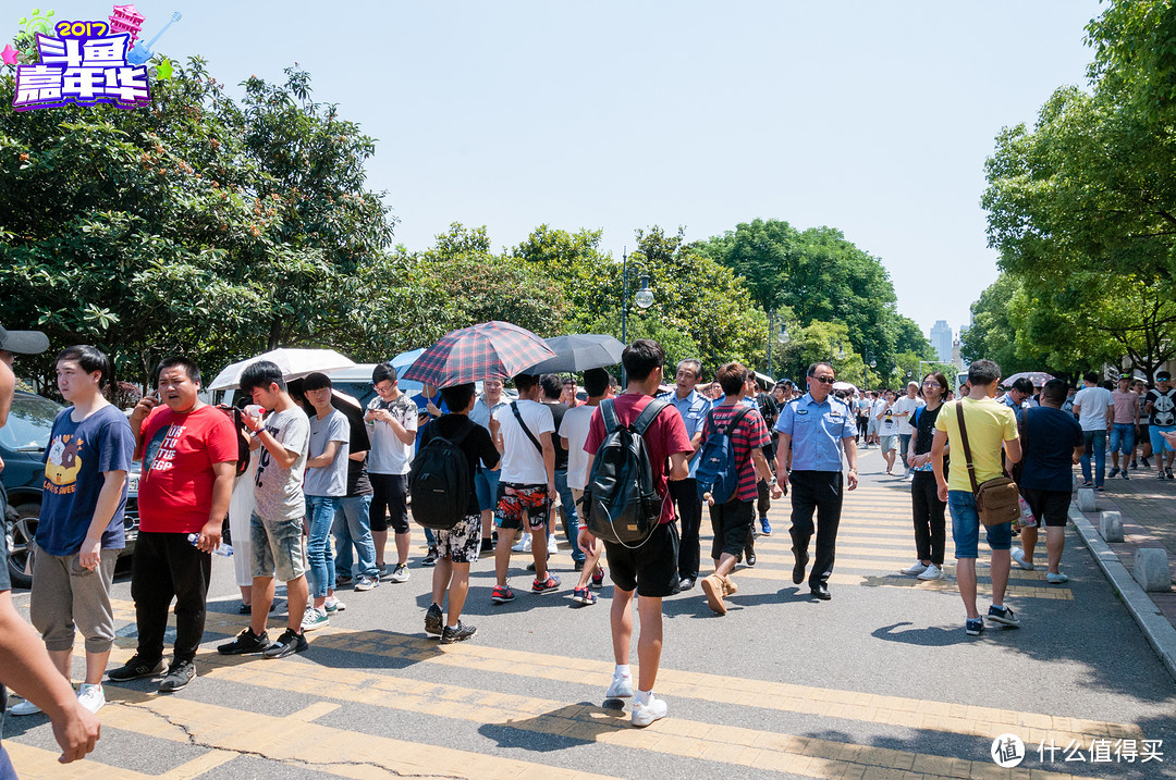 为观摩色情男主播，我去逛了一天热得要死的斗鱼嘉年华