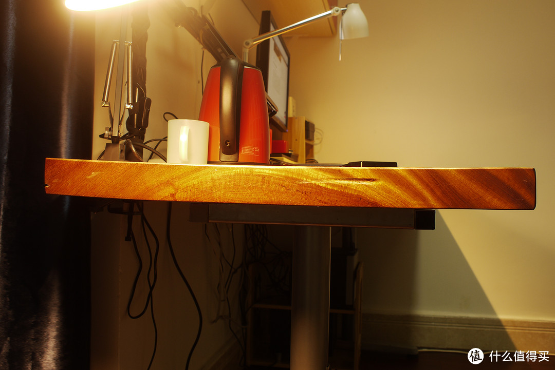 我的实木书桌及书桌上面的物件