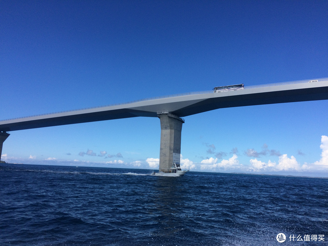 潜水那天趟在船上望着这座桥，想着在上面开车的感觉应该很棒吧？