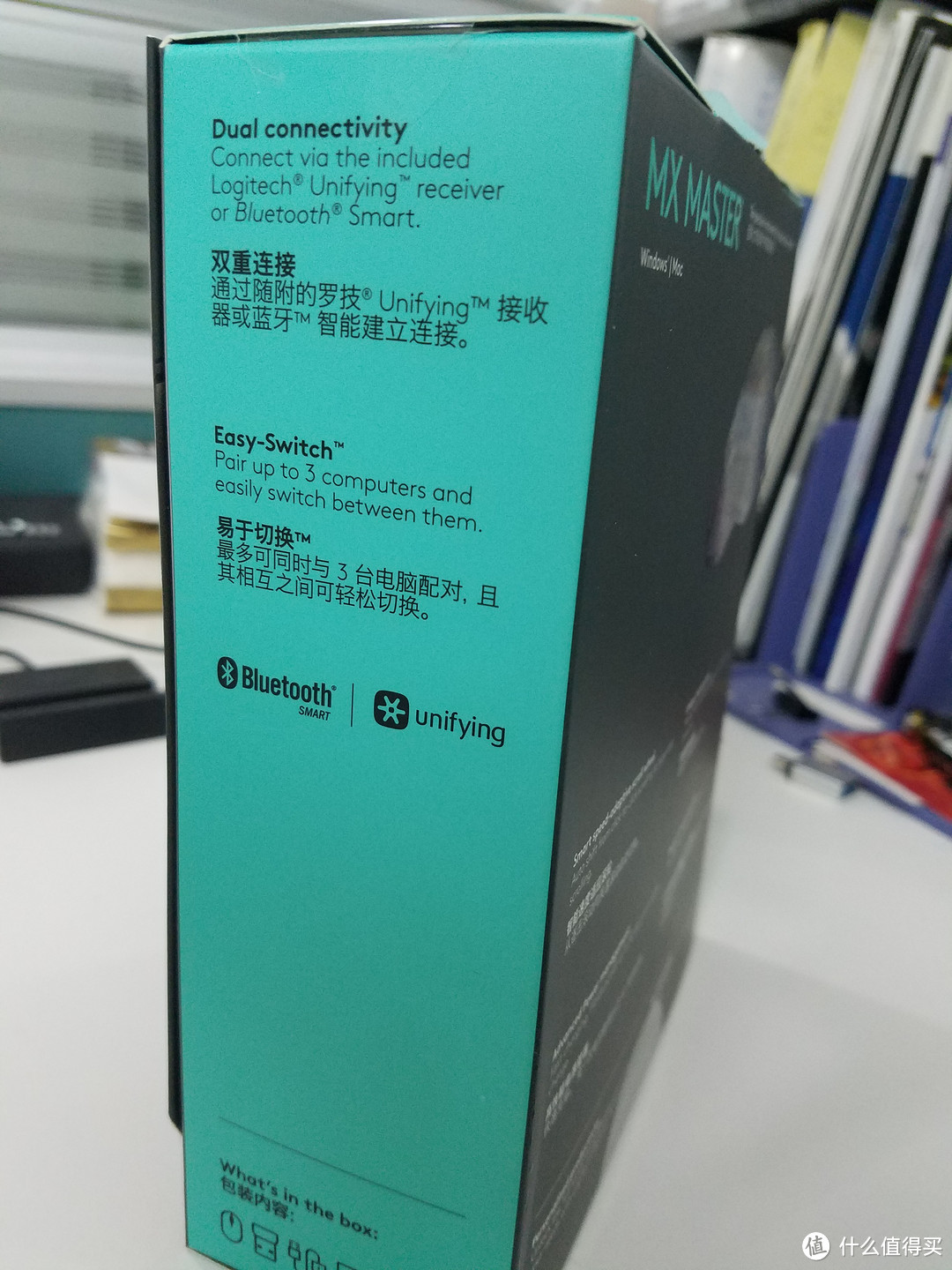 包装右侧是产品特性，支持用接收器和蓝牙两种连接方式，也可以同