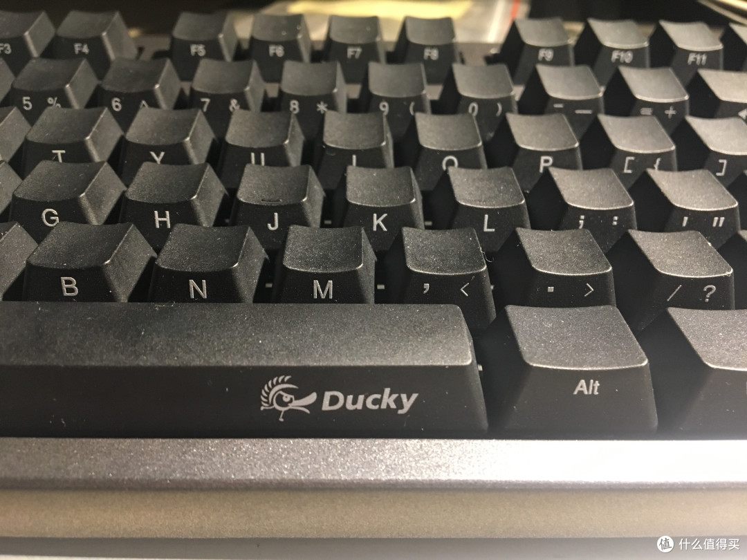 Akko Ducky Zero在键盘上的Logo之一。可以很清楚的看到PBT侧刻键