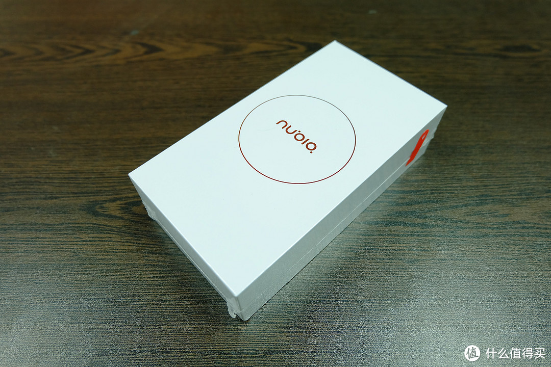 包装盒换成了白色，烫的红金LOGO，比Z9mini的黑色盒子小了一半