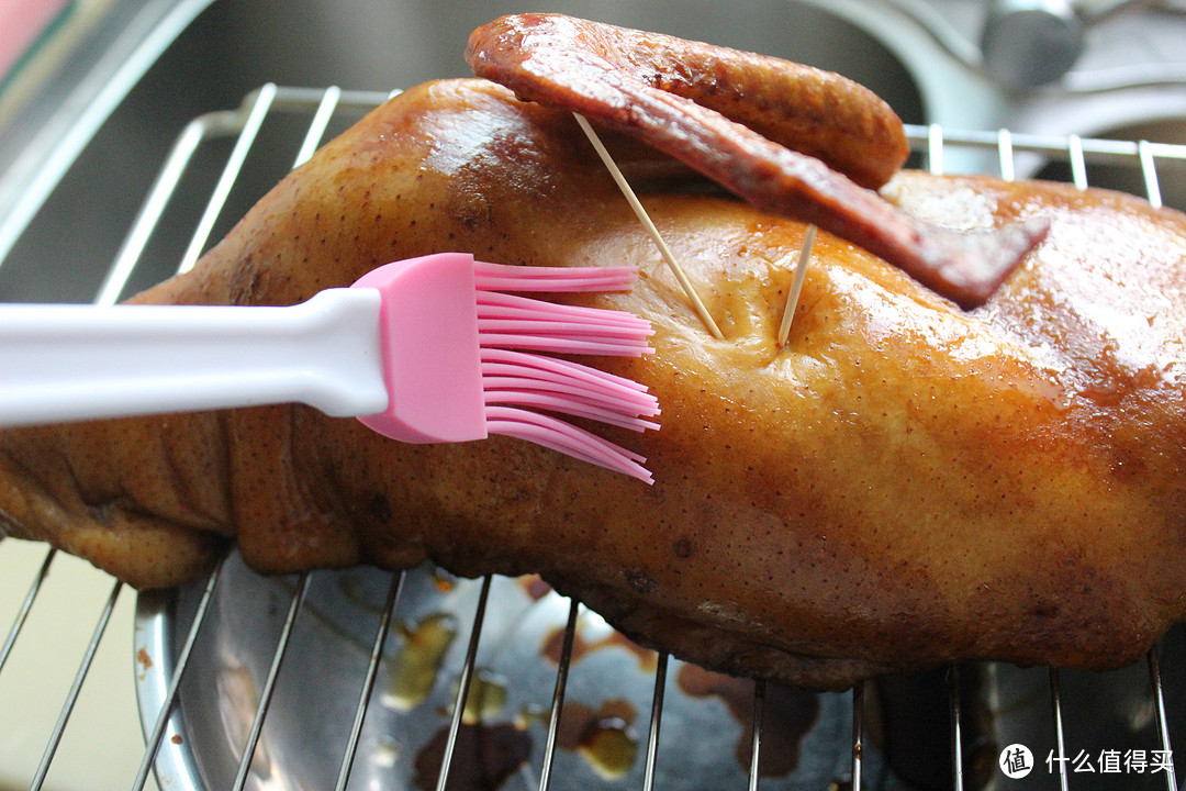 如何用烤箱制作酥香多汁的家庭版脆皮烤鸭